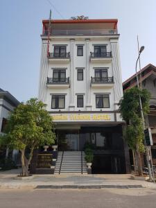 un bâtiment blanc avec un panneau indiquant l'hôtel du patrimoine urbain dans l'établissement Xuan Thanh Hotel, à Thanh Hóa