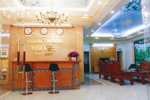 Xuan Thanh Hotel في Thanh Hóa: لوبي الفندق مع وجود لافته مكتوب عليها فندق ترانس الرئيسي