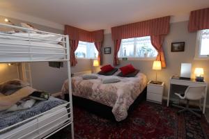Uma cama ou camas num quarto em The Viking Country Club