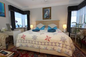 Uma cama ou camas num quarto em The Viking Country Club
