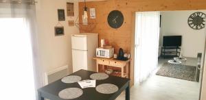 Kuchyň nebo kuchyňský kout v ubytování Appartement 50m du Lac