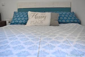 Una cama con una almohada alegre. en BENALBEACH DELUXE, en Benalmádena 31 fotos más