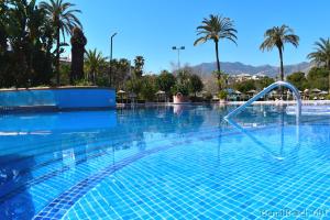 una piscina con un tobogán de agua en un complejo turístico en BENALBEACH DELUXE, en Benalmádena
