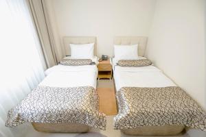Tempat tidur dalam kamar di The Corner Inn Hotels By Suit