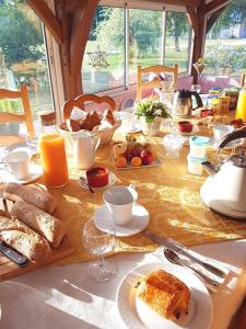
Options de petit-déjeuner proposées aux clients de l'établissement Le Champ du Pré
