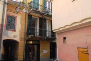 モンテロッソ・アル・マーレにあるAppartamento in Via Vittorio Emanuele 34のバルコニー付きの建物