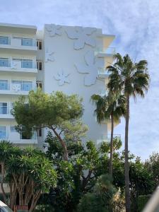 ein Gebäude mit einem Vogelbild darauf in der Unterkunft Oleander in Playa de Palma