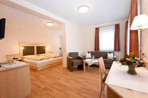 TV a/nebo společenská místnost v ubytování Wellness- und Wohlfühlhotel Waldeck