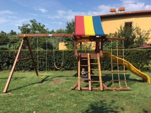 un parque infantil con tobogán y columpio en Hotel Le Rotonde, en Massaciuccoli