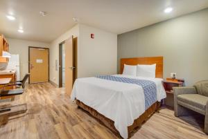 Postel nebo postele na pokoji v ubytování Econo Lodge Burlington I-70