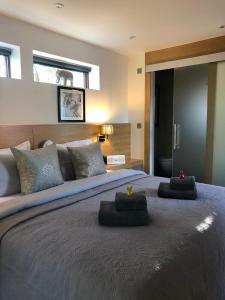 A bed or beds in a room at Emsworth Studio 