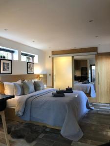 A bed or beds in a room at Emsworth Studio 