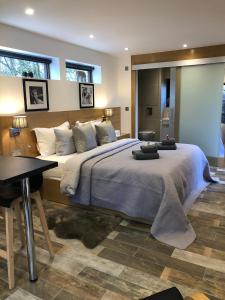 A bed or beds in a room at Emsworth Studio 