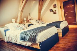 - une chambre avec 2 lits dans l'établissement chambres d'hotes saint hubert, à Saunay