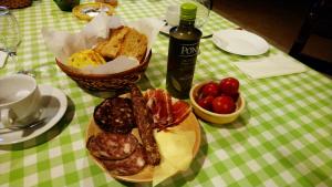 a table with a plate of food and a bottle of wine at Can Gusó in Castelló d'Empúries