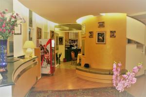 salon z kanapą w środku pokoju w obiekcie Hotel Kristall w mieście San Donà di Piave