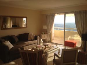 グラースにあるResidence de Croisset Vue panoramique Cote d Azurのソファとテーブルのあるリビングルーム