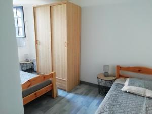 - une chambre avec 2 lits et un placard dans l'établissement Le Mas du Bijou Bleu, à Puget-sur Argens