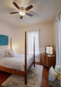 1 dormitorio con 1 cama y ventilador de techo en 414 Waldburg A · Newly Renovated Apt with outdoor space!, en Savannah