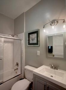 La salle de bains est pourvue de toilettes, d'un lavabo et d'une douche. dans l'établissement 414 Waldburg A · Newly Renovated Apt with outdoor space!, à Savannah