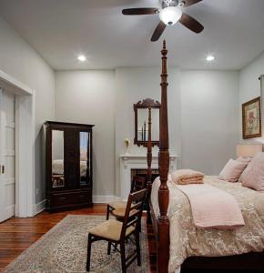 - une chambre avec un lit et un ventilateur de plafond dans l'établissement 414 Waldburg A · Newly Renovated Apt with outdoor space!, à Savannah