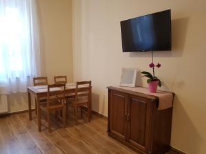 A television and/or entertainment centre at Toscana Apartman