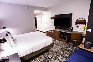 Hotel Rock Lititz tesisinde bir odada yatak veya yataklar