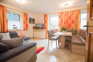 salon z kanapą i stołem w obiekcie Schlatterhof w Neustift im Stubaital