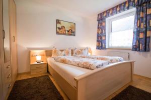 sypialnia z łóżkiem i oknem z zasłonami w obiekcie Schlatterhof w Neustift im Stubaital