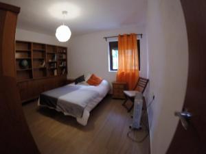 サアラ・デ・ラ・シエラにあるCasa Rural el Patioのベッドルーム1室(ベッド1台、椅子、窓付)