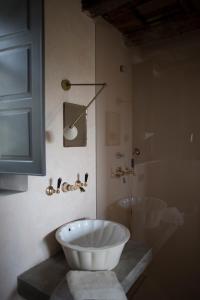 ein Badezimmer mit einer großen weißen Badewanne und einem Waschbecken in der Unterkunft B&B La Fustaia in Sarzana