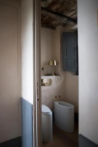 ein Bad mit einem WC und einem Waschbecken in der Unterkunft B&B La Fustaia in Sarzana