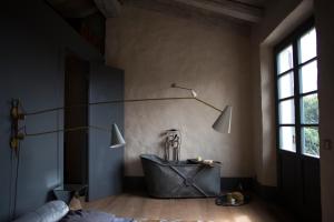 Zimmer mit einem Bett und einem Tisch mit einer Lampe in der Unterkunft B&B La Fustaia in Sarzana