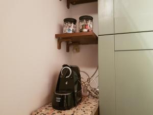Príslušenstvo na prípravu kávy alebo čaju v ubytovaní Sweet Apartment Suite Castelmerlo