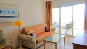 sala de estar con sofá y mesa de cristal en Apartment Vistas al Mar, en Benidorm