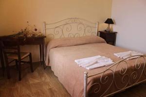 ein Schlafzimmer mit einem Bett mit zwei Handtüchern darauf in der Unterkunft Agriturismo Zio Zac in Torre Pali 