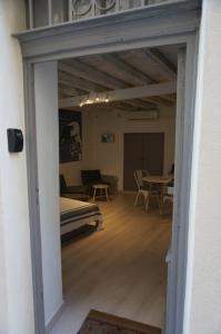 - Vistas a una habitación con cama y mesa en Studio typique et cosy climatise., en Arles