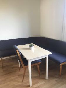 mesa y 2 sillas con mesa y sofá en Welcoming apartment, en Anykščiai