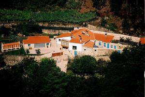 een luchtzicht op een huis op een heuvel bij Budiño de Serraseca in Oia