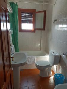 ein Badezimmer mit einem WC, einem Waschbecken und einer Badewanne in der Unterkunft hostal ruta de las nieves in Capileira