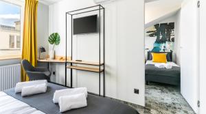 ein Schlafzimmer mit einem Bett, einem Stuhl und einem Spiegel in der Unterkunft Camera Apartments in Krakau