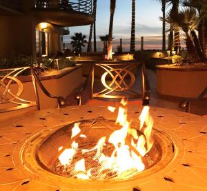 a fire pit in the middle of a patio at Pacific Terrace Hotel in San Diego