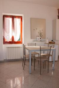 comedor con mesa, sillas y ventana en Vintage Room en Vernazza