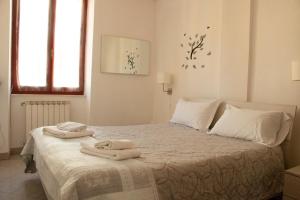 1 dormitorio con 1 cama con toallas en Vintage Room en Vernazza