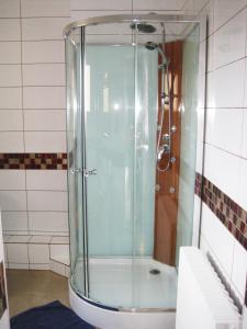 La salle de bains est pourvue d'une douche avec une porte en verre. dans l'établissement Hotel Restaurant Rive Gauche, à Bessines-sur-Gartempe