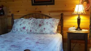 En eller flere senge i et værelse på Amish Blessings Cabins
