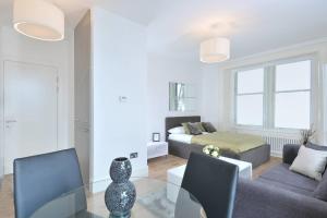 sala de estar con cama, mesa y sillas en Destiny Scotland - St Andrew Square Apartments, en Edimburgo