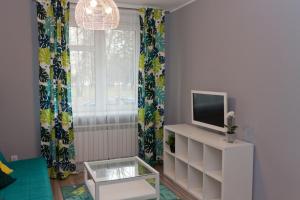 Nowa Huta في كراكوف: غرفة معيشة مع تلفزيون ونافذة