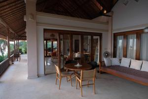 Private Luxury Villa Celagi - with large infinity pool and ocean view的休息区