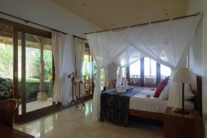 艾湄湾Private Luxury Villa Celagi - with large infinity pool and ocean view的带天篷床的卧室